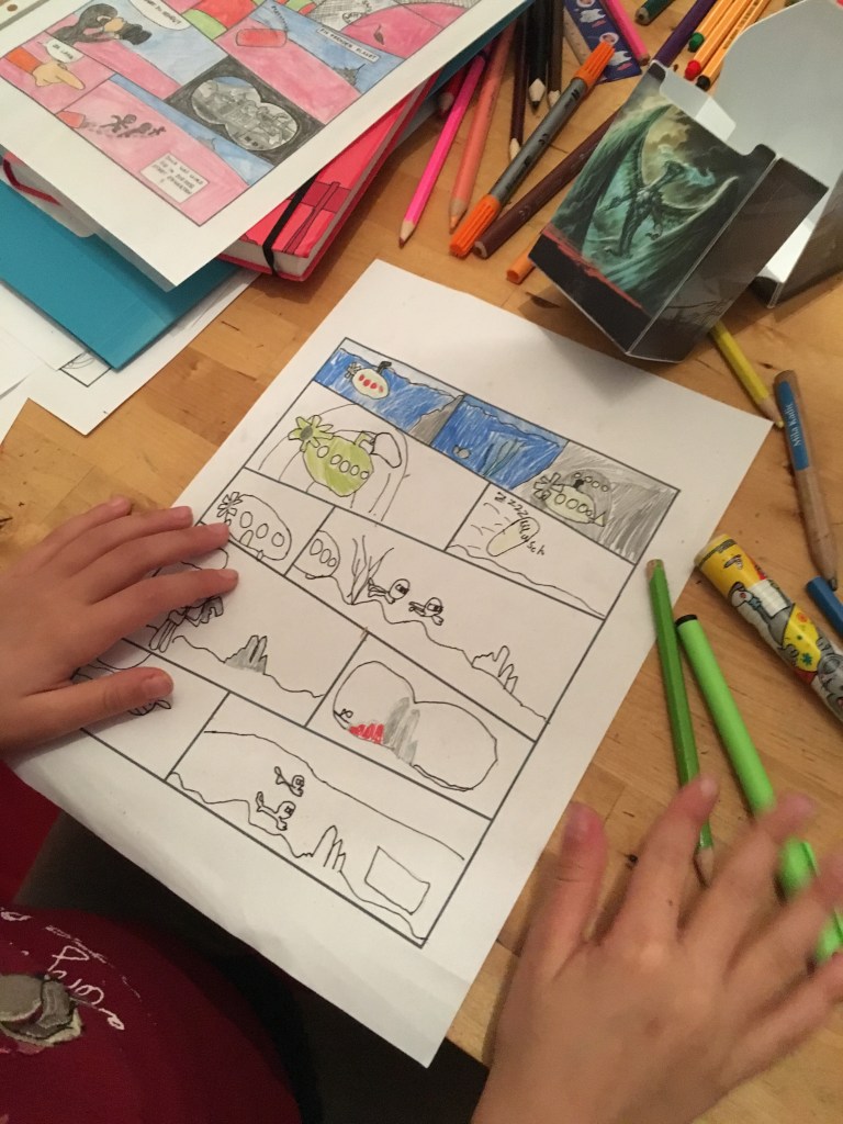 Kind malt einen Comic
