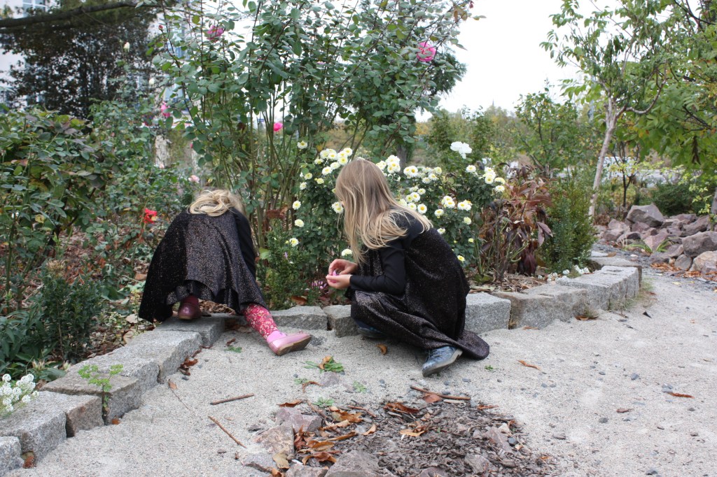 Fledermaus Kostüm spielen mit Blumen