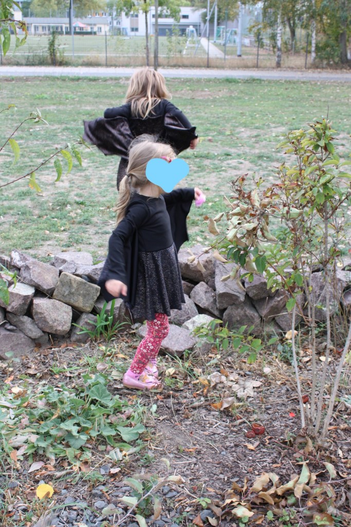 im Fledermaus Kostüm spielen