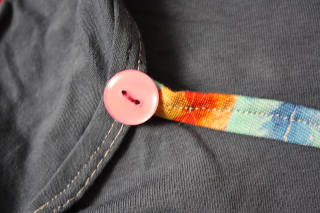 Halsausschnitt Knopf