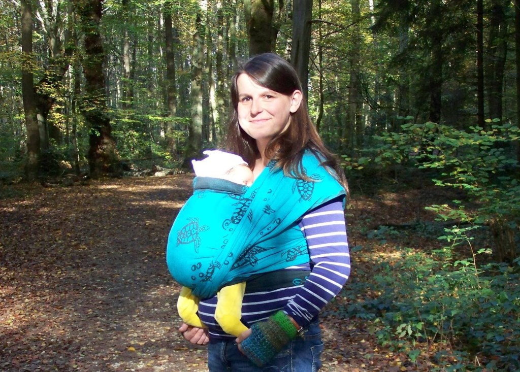 Baby Tragetuch im Wald
