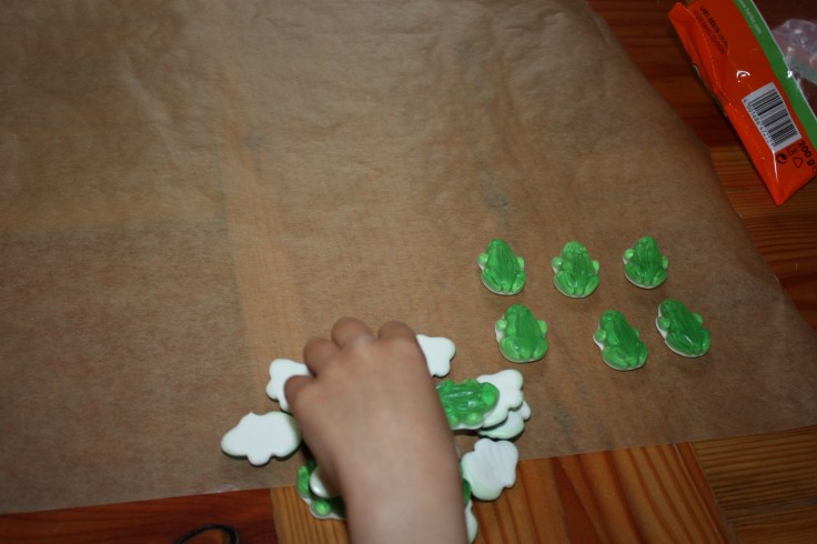 Gummifrösche verteilen