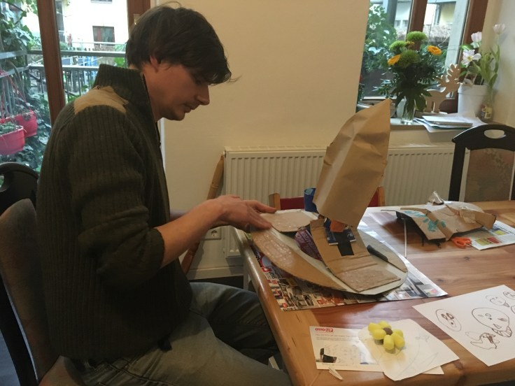 Sprechender Hut kleben