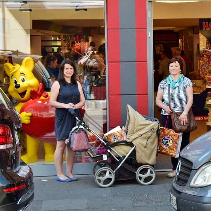 Kinderwagen vor HARIBO Laden