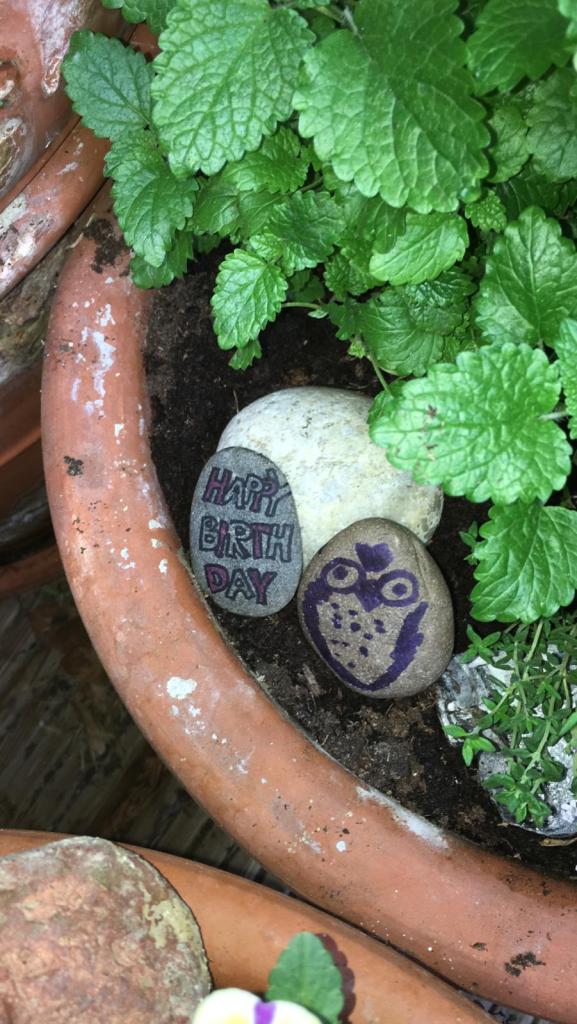 Happy Stones im Blumenbeet