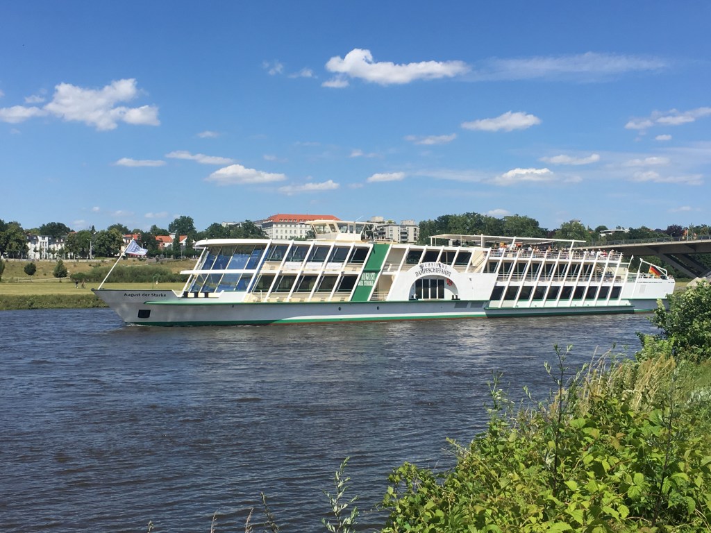 Dampfschiff auf der Elbe