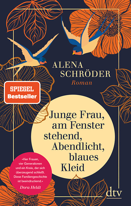 Junge Frau am Fenster stehend, Abendlicht, blaues Kleid