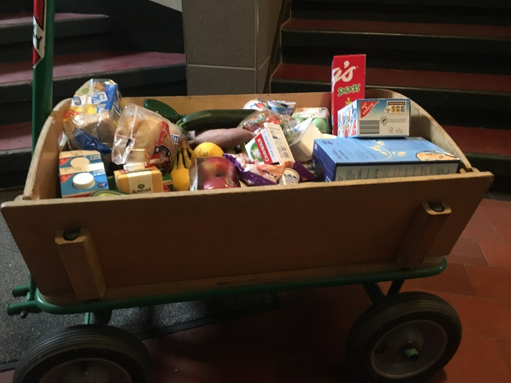 Wocheneinkauf im Bollerwagen