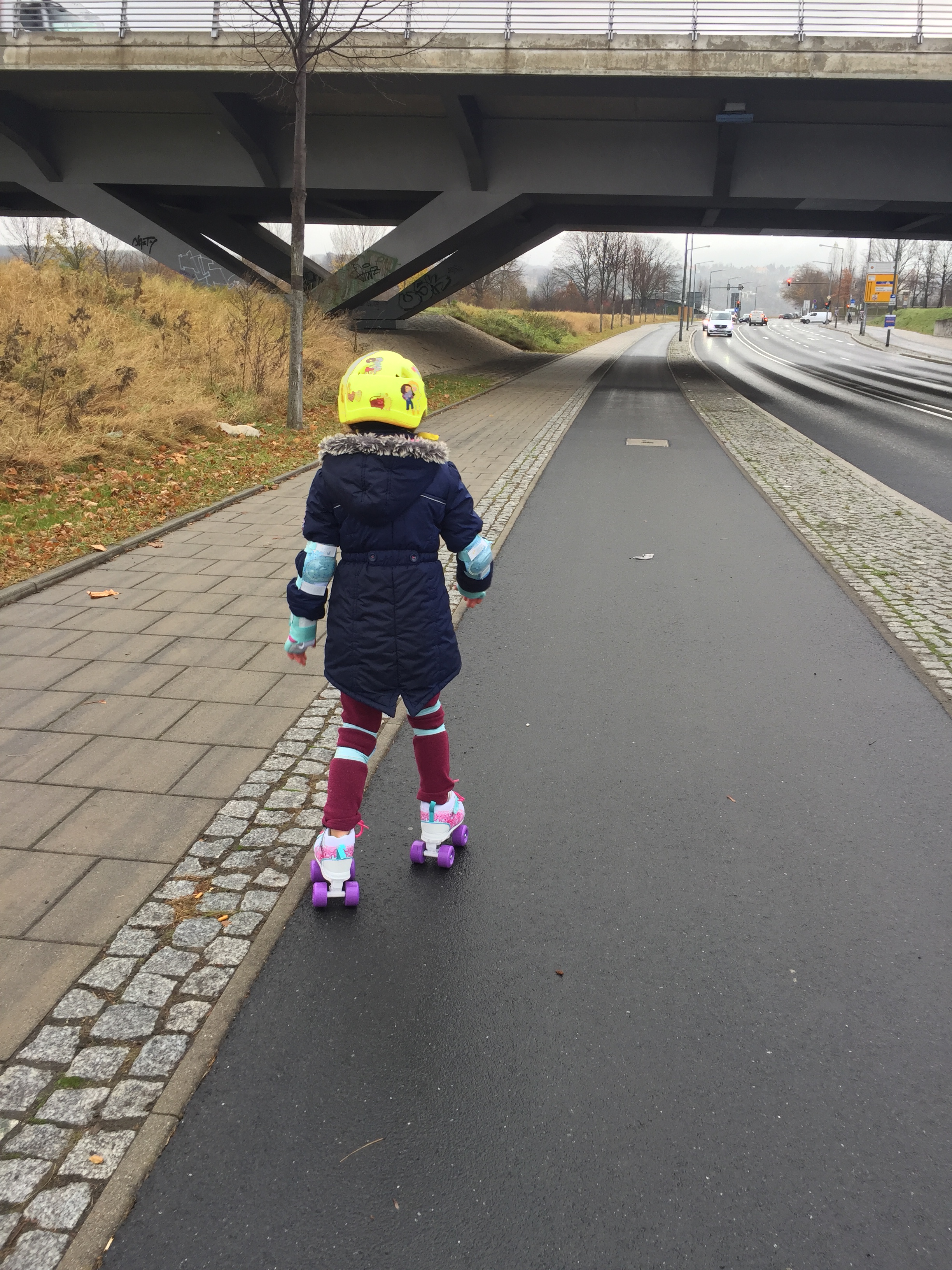 Mädchen mit Rollschuhen