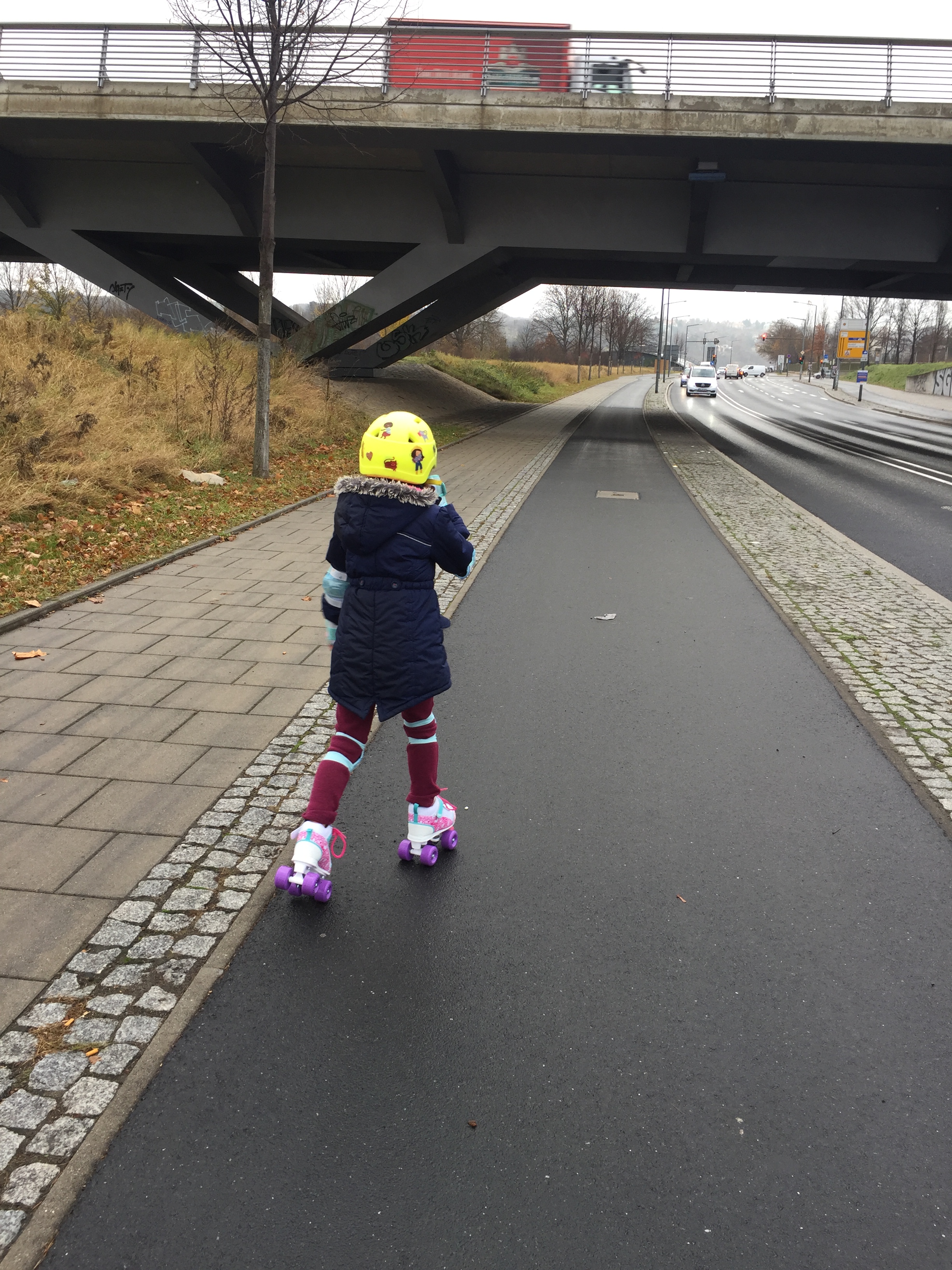 Mädchen mit Rollschuhen