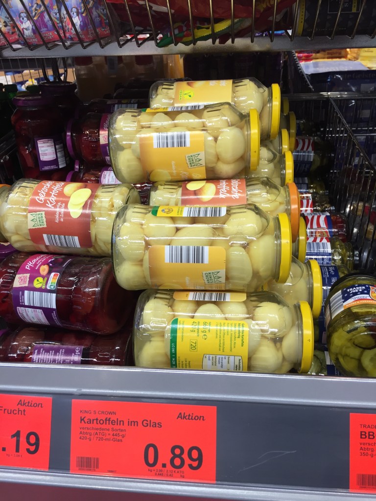 Geschälte Kartoffeln im Glas