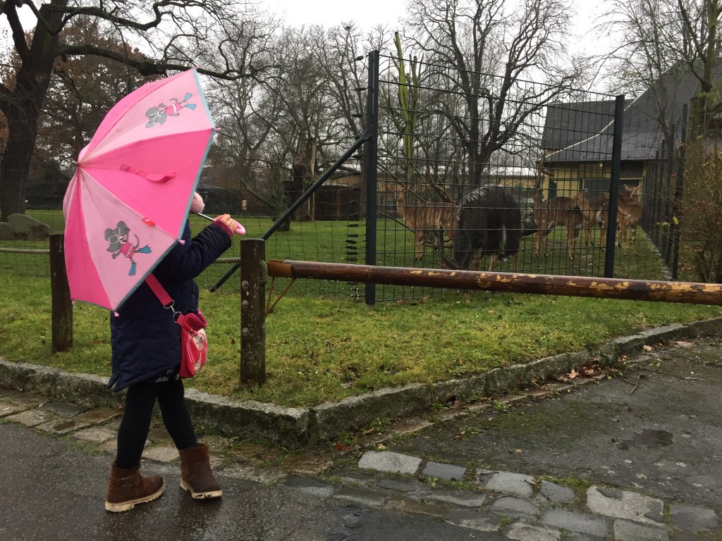 Mädchen mit Regenschirm