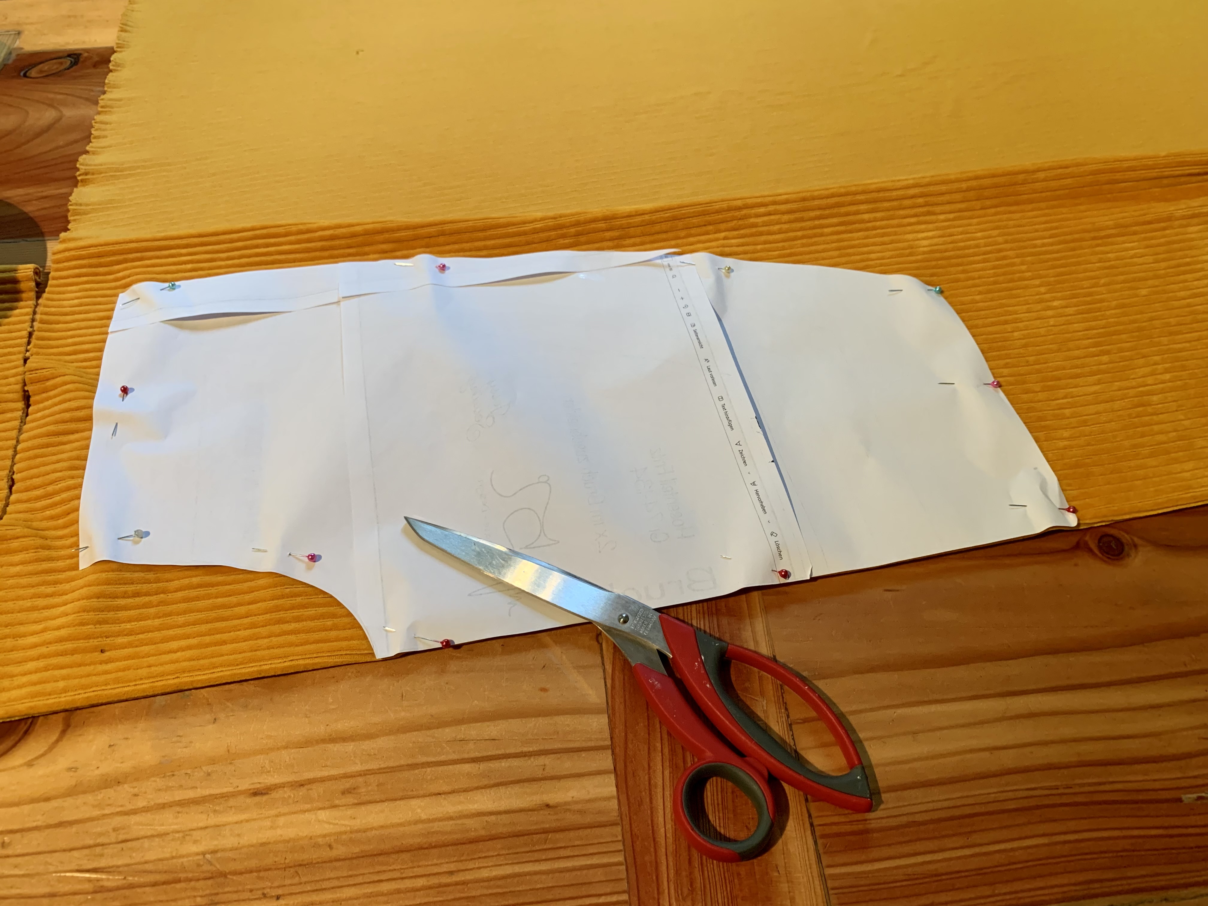 Schnittmuster auf Stoff übertragen