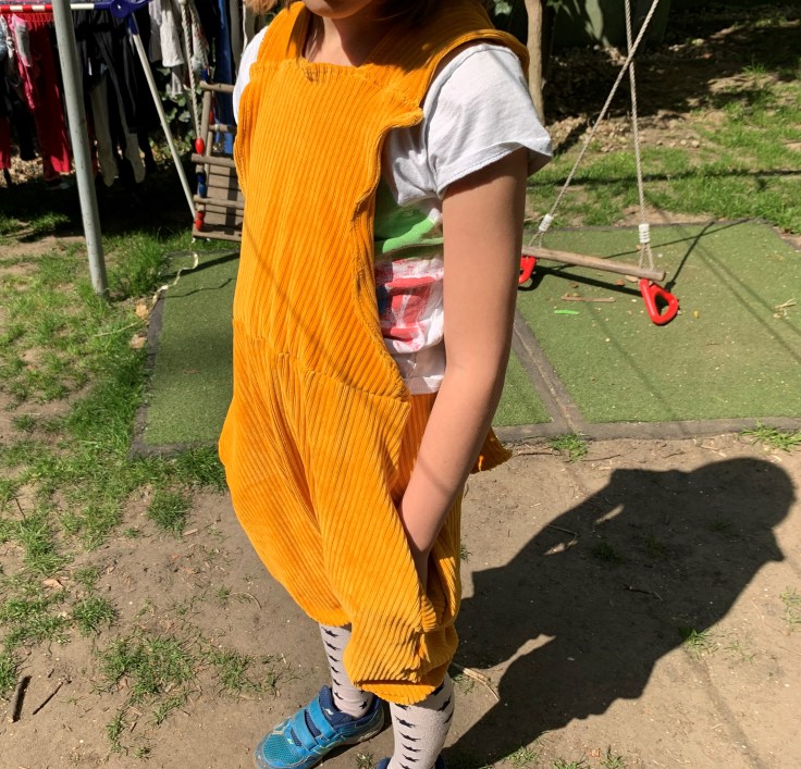 Mädchen mit Latzhose