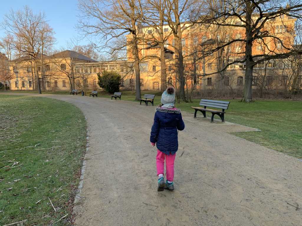 Mädchen läuft auf Weg