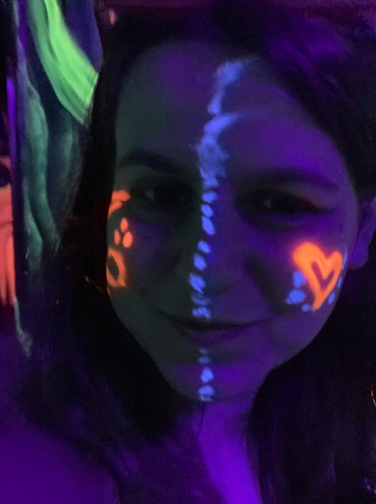 Frau bemalt im Schwarzlicht