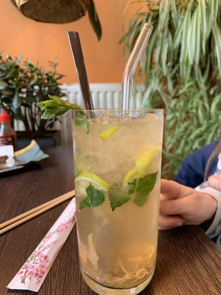 Eistee mit Minze, Zitrone und Ingwer