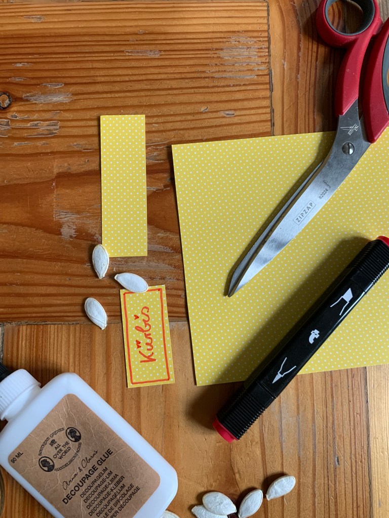 Papier Stift Schere und Kleber