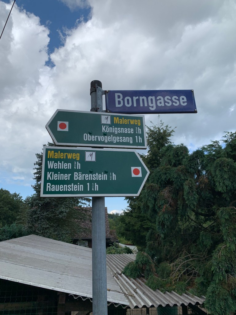 Borngasse Straßenschild und Wanderschilder Malerweg