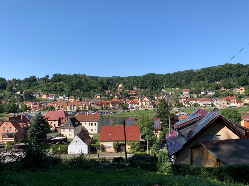 Häuser in einem kleinen Ort an einem Fluss bei schönem Wetter