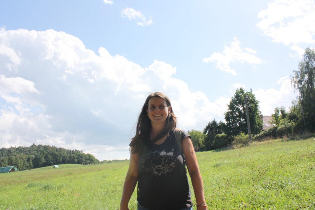 Frau auf Wiese bei schönem Wetter