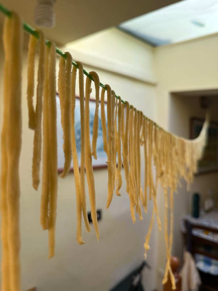 Nudeln auf einer Wäscheleine