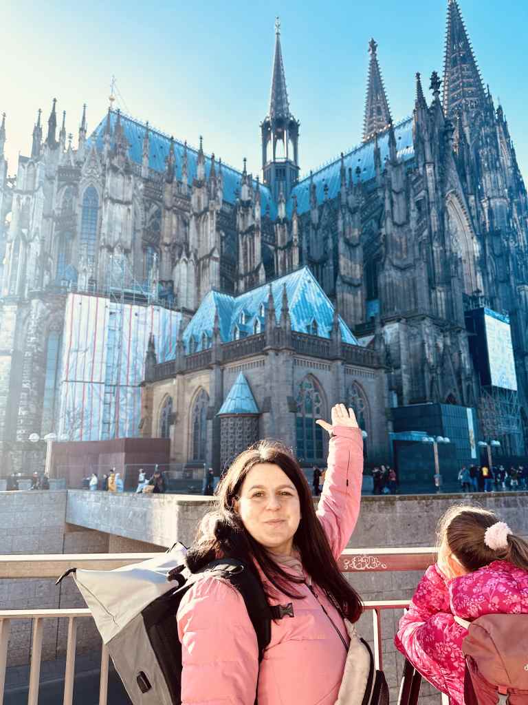 Frau vor Dom