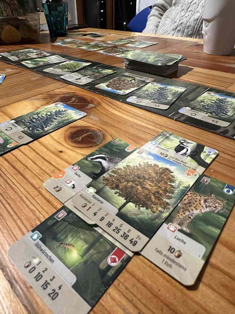 Karten von Bäumen und Tieren auf einem Tisch