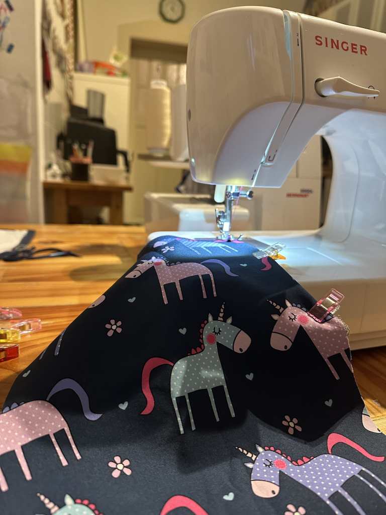 Einhornstoff in der Nähmaschine