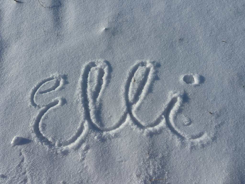 Schriftzug "Elli" in den Schnee gemalt