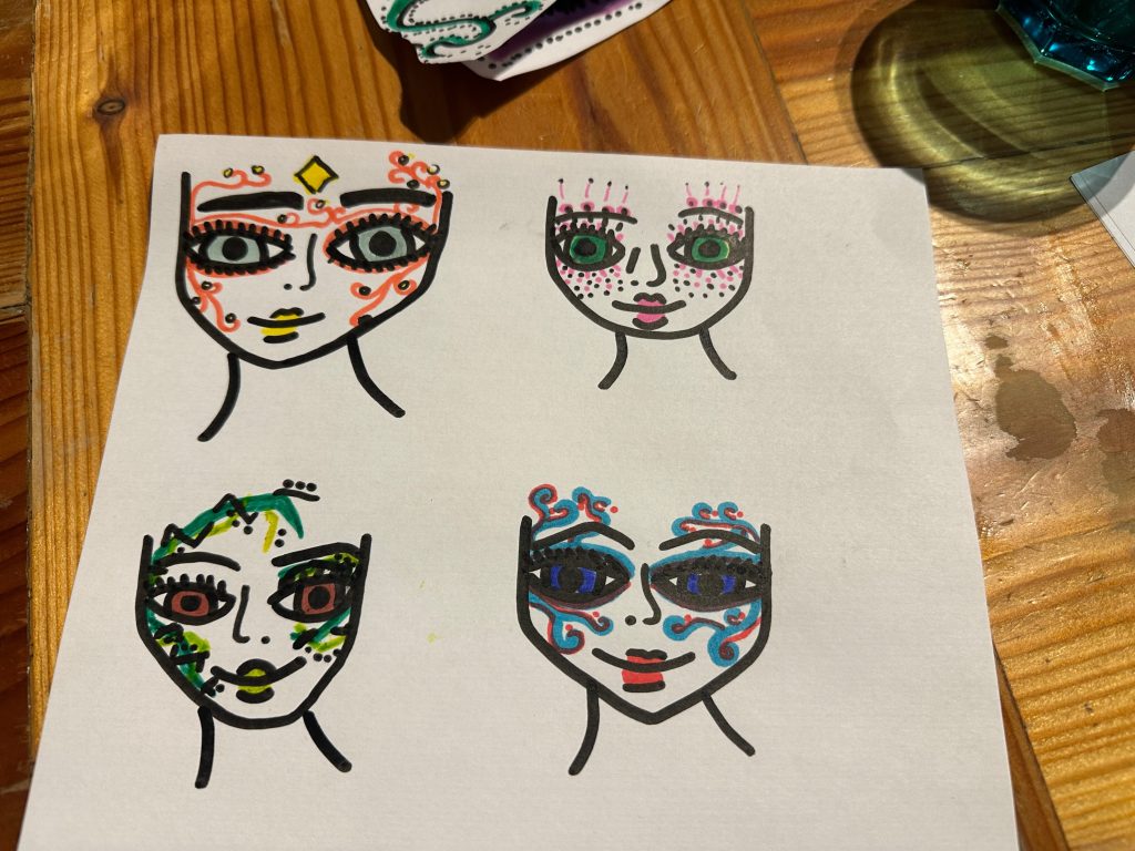 Gezeichnete Gesichter mit bunten Mustern im Gesicht