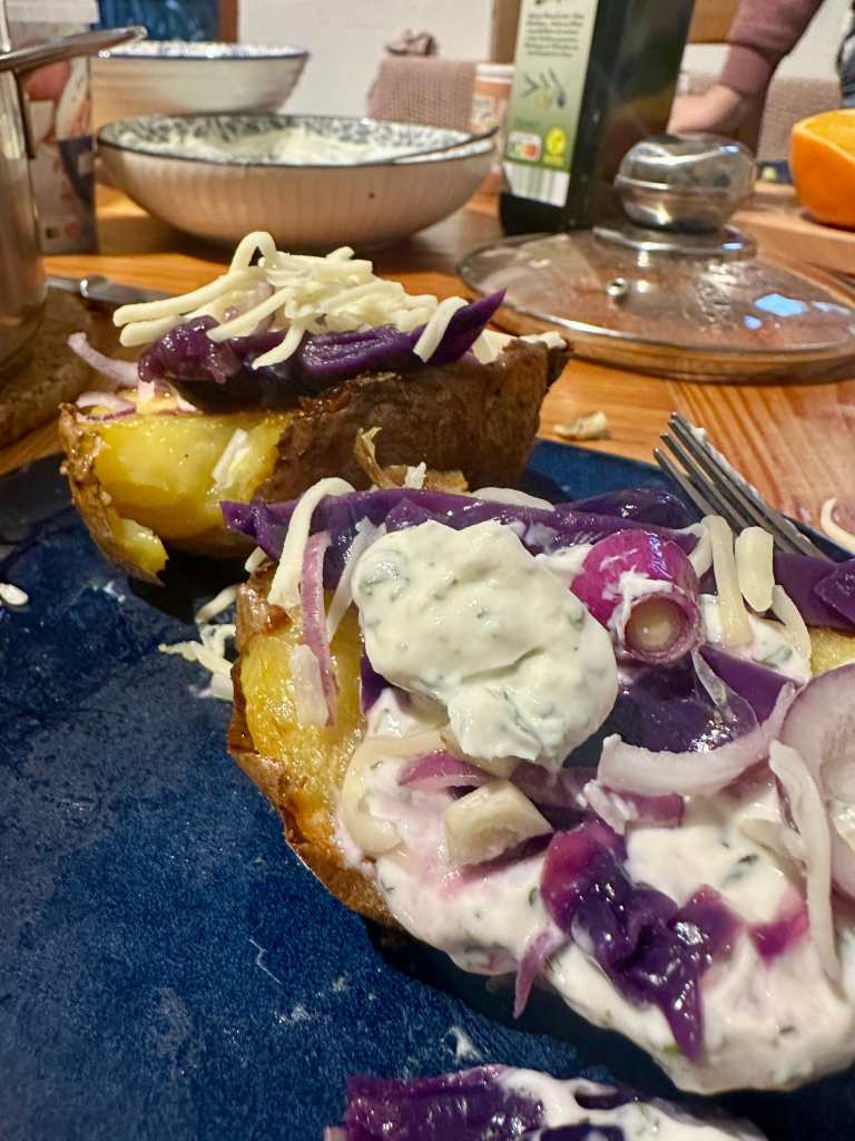 Kartoffeln mit Quark, Rotkraut und Käse