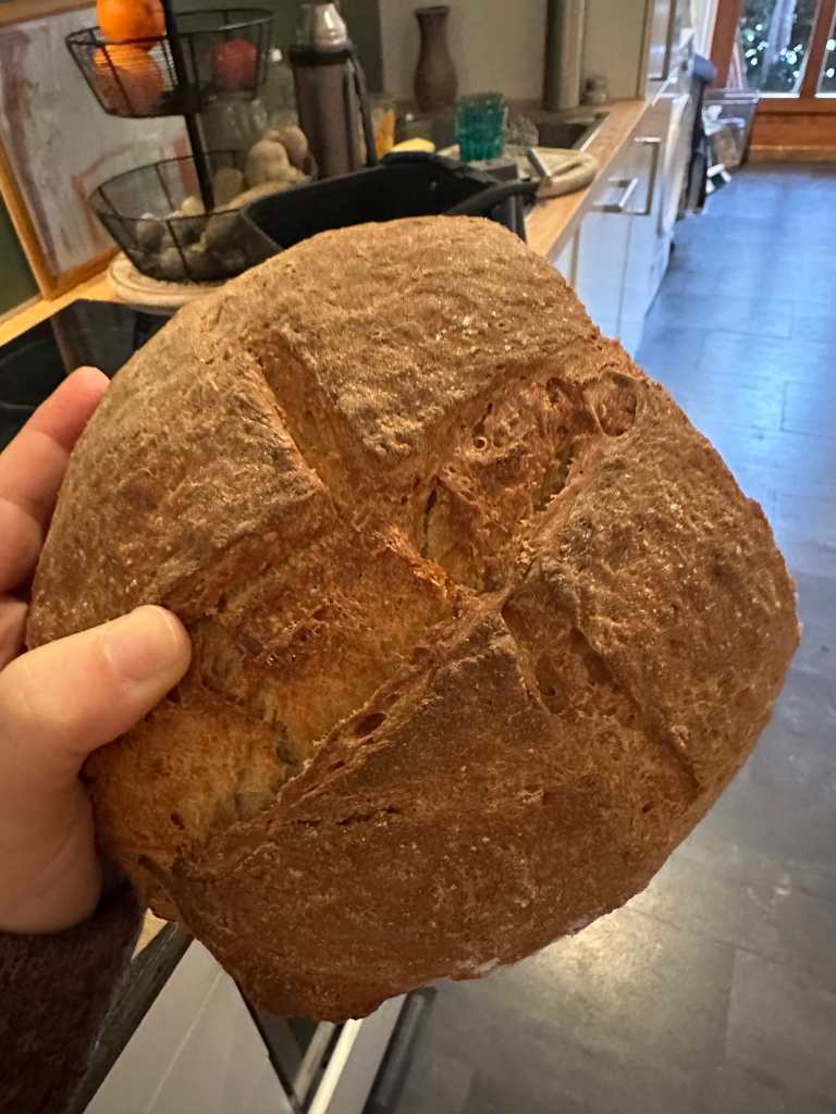 Brot in einer Hand