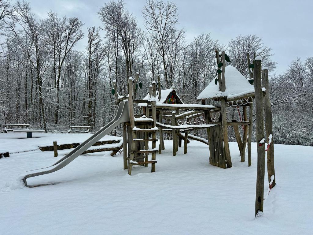 Spielplatz im Schnee