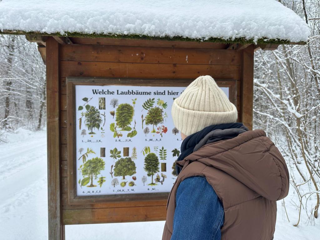 Tafel im Wald mit Laubbäumen