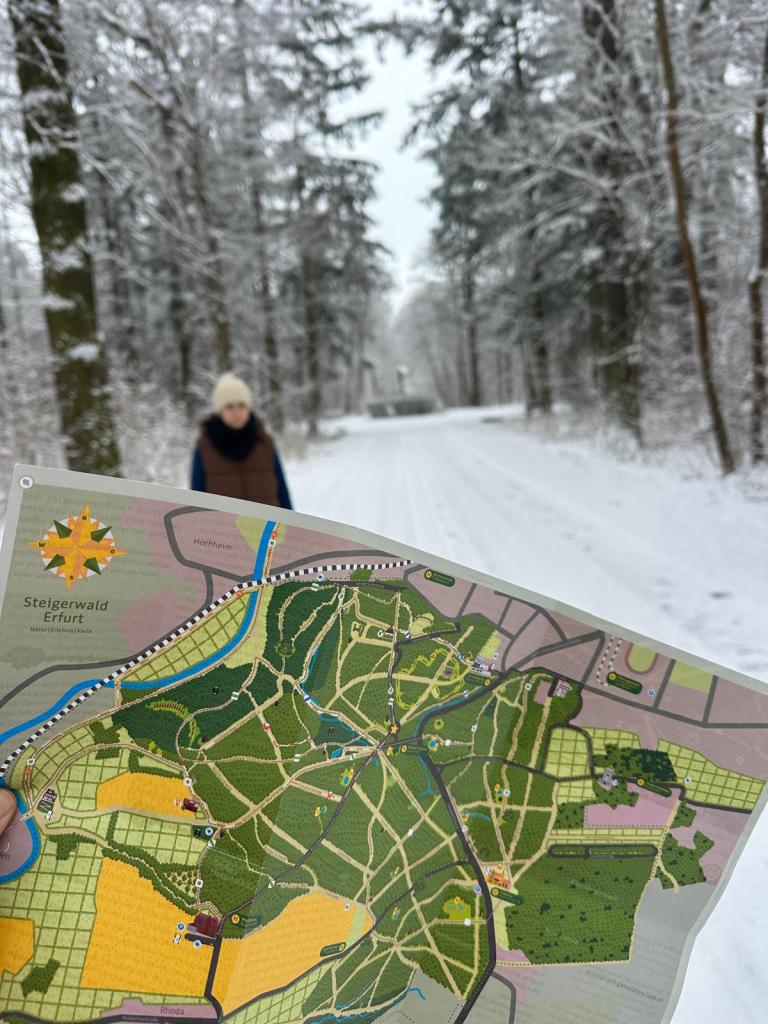 Karte vom Steigerwald Erfurt vor einem Weg mit Schnee