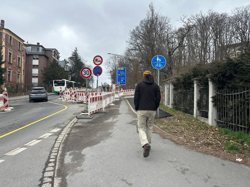 Straße mit Baustelle