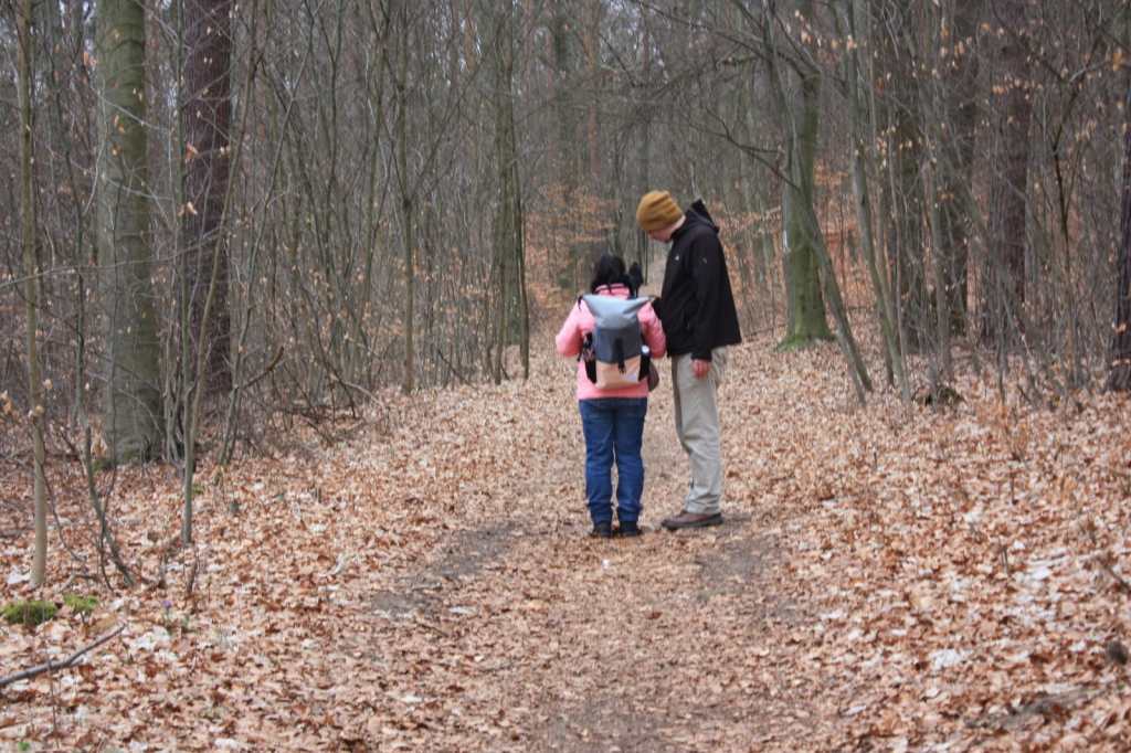 Zwei Menschen auf einem Waldweg