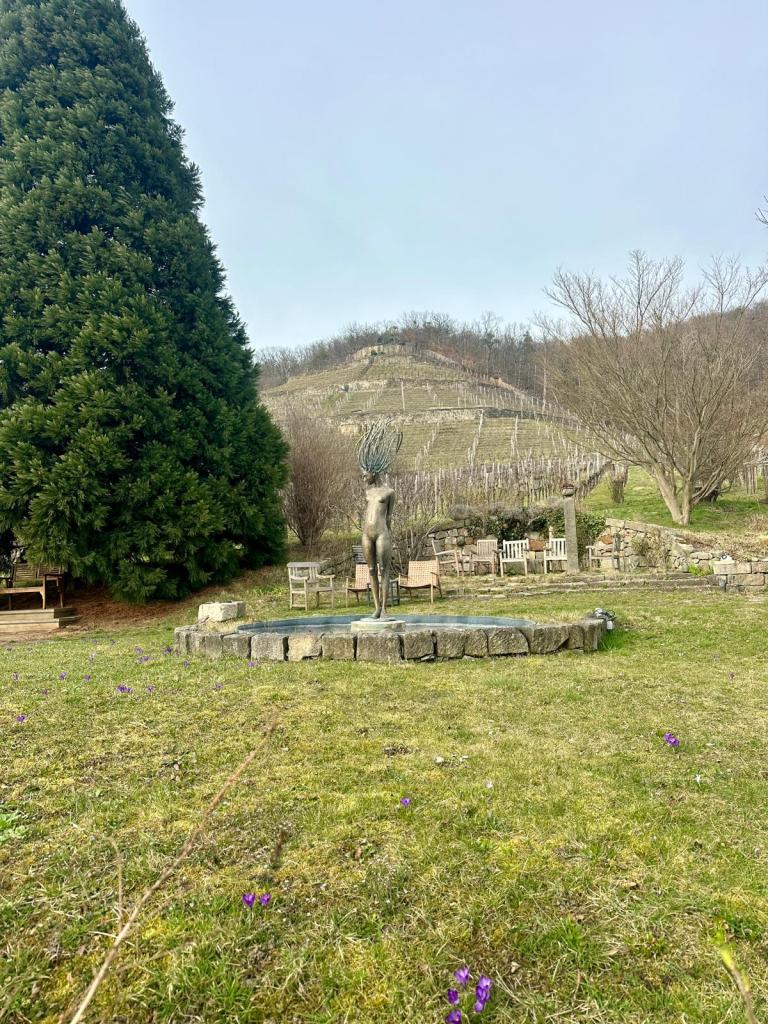 Skulptur auf einer Wiese