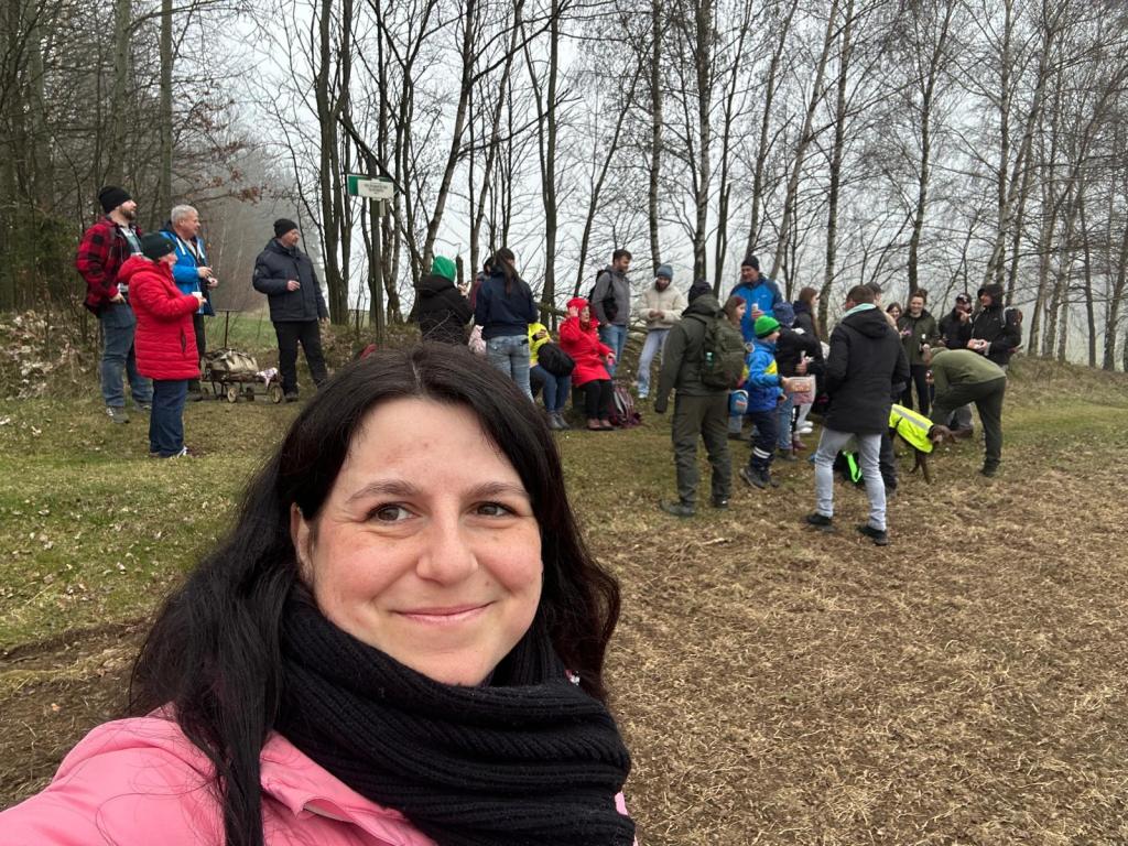 Viele Menschen am Wald