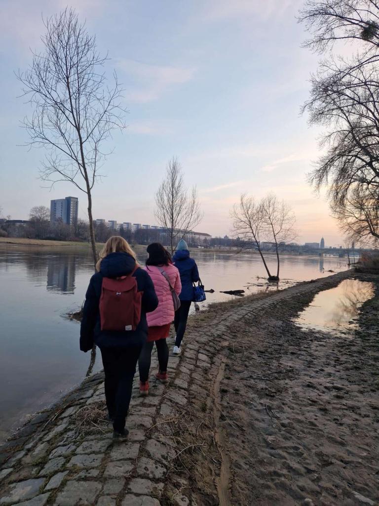 Drei Frauen laufen an einem Fluss