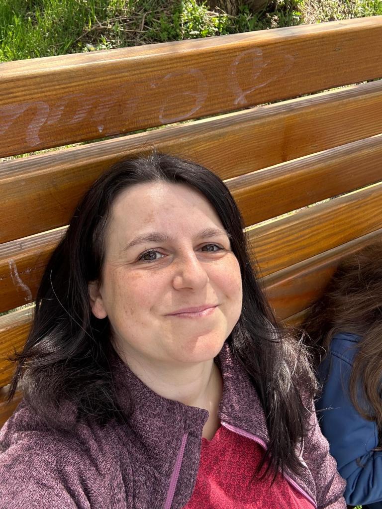 Frau beim Sonnenbaden auf einer Bank