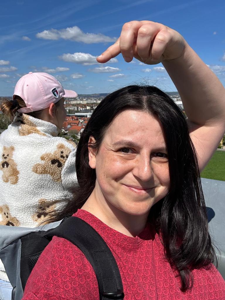 Zwei Menschen auf einer Aussichtsplattform