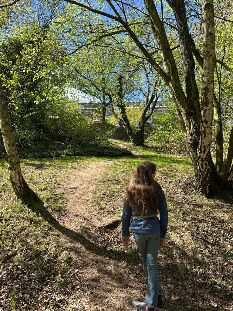 Mädchen auf einem Weg unter Bäumen