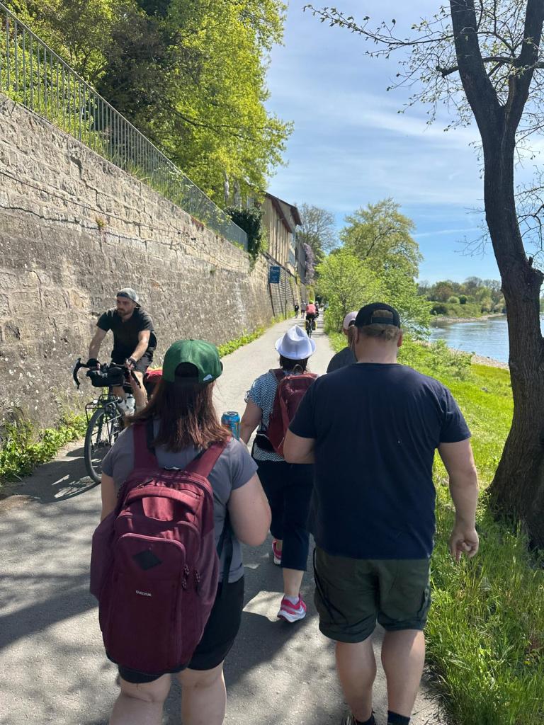 Menschen auf einem Weg an einem Fluss