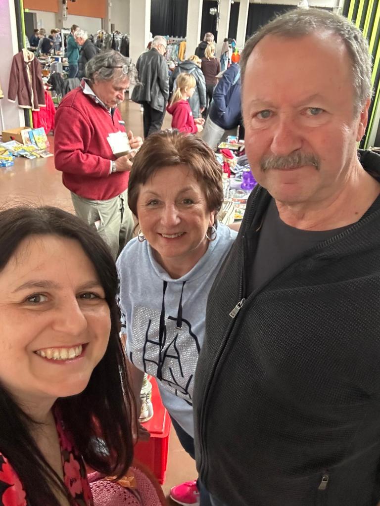 Selfie von drei Menschen auf dem Flohmarkt