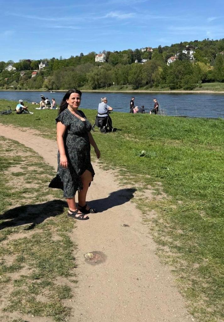 Frau an einem Fluss