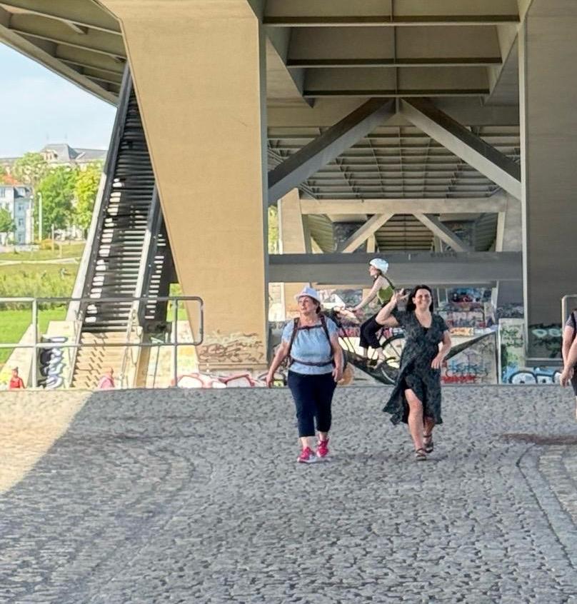 Zwei Frauen unter einer Brücke