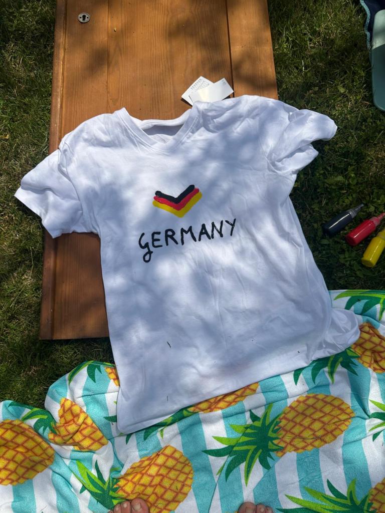 Weißes T-Shirt mit Deutschland Flagge und Beschriftung GERMANY