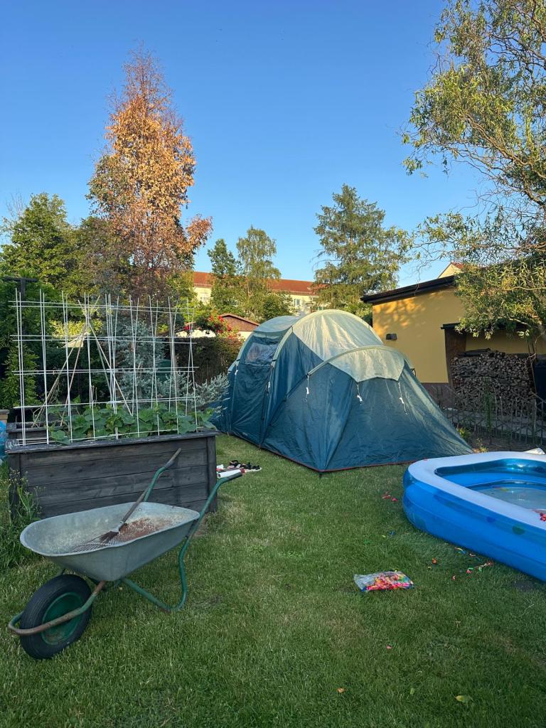 Zelt und Pool in einem Garten